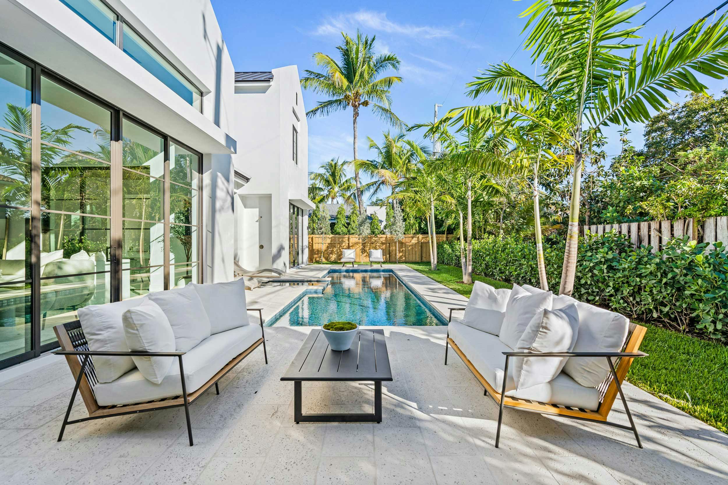 Meridith-Baer-Home-Home-Staging-Florida-Murray-Transitional-Luxury-Homes-Transitional-Patio-and-Pool